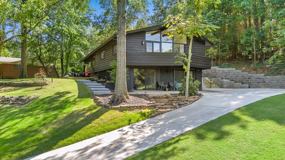 Building Photo - 1156 E Lakefront Dr