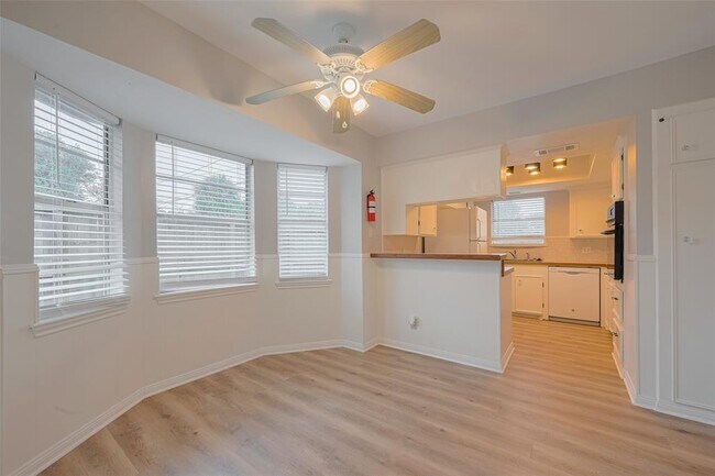 Building Photo - 605 Sorrento Dr