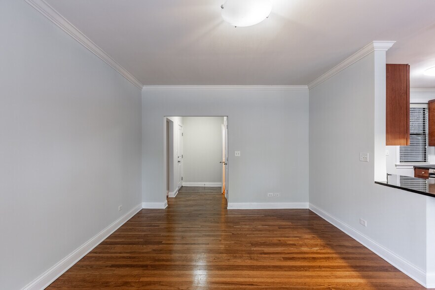 Building Photo - 736 W Addison St