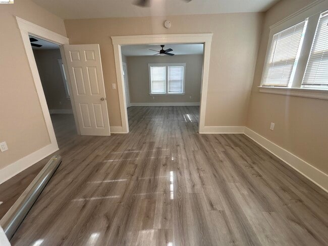 Building Photo - 706 E 12th St