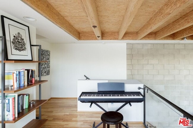 Building Photo - 530 N Larchmont Blvd