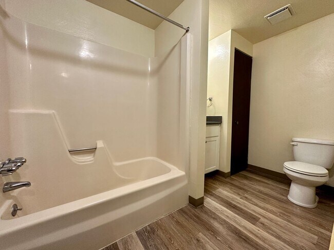Building Photo - Beautiful One Bedroom Apartment with A/C, Parking & On-Site Laundry! Call Today!