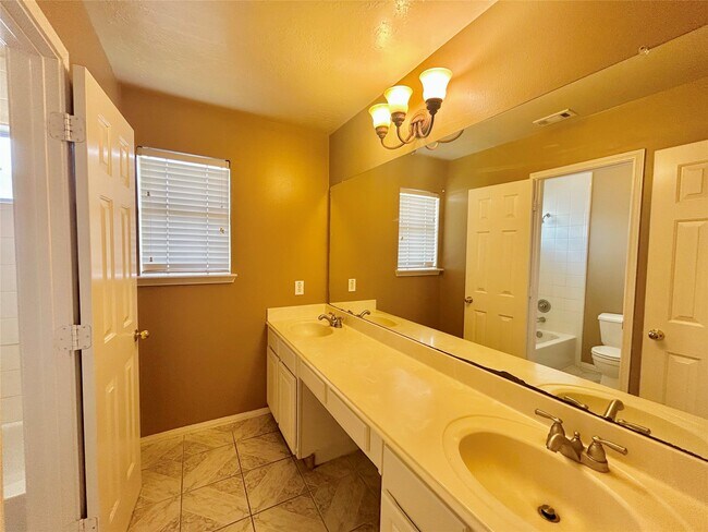 Building Photo - 12422 Glenleigh Dr