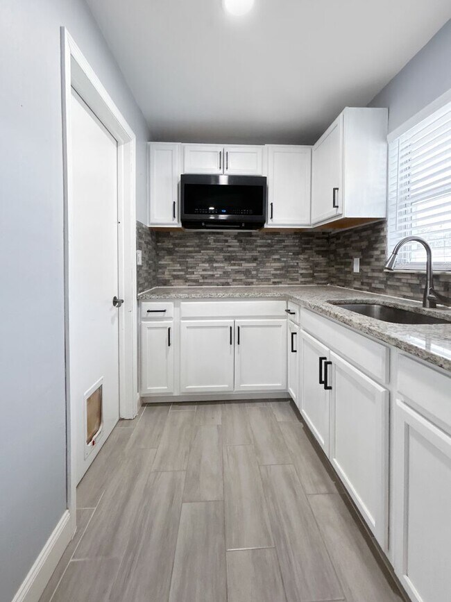 Building Photo - Beautiful Seminole Home with Large, Fully Fenced Backyard! | 3beds/1.5bath