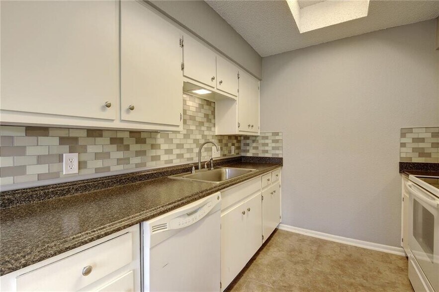 Kitchen - 11202 Brushy Glen Dr