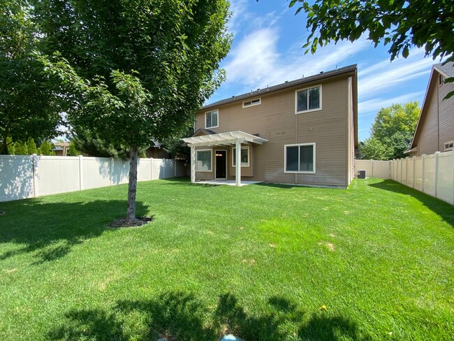 Building Photo - Lawn Care included!  4 bed 2.5 bath Neighb...