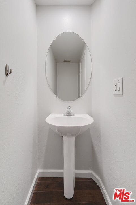 Building Photo - 10627 Moorpark St