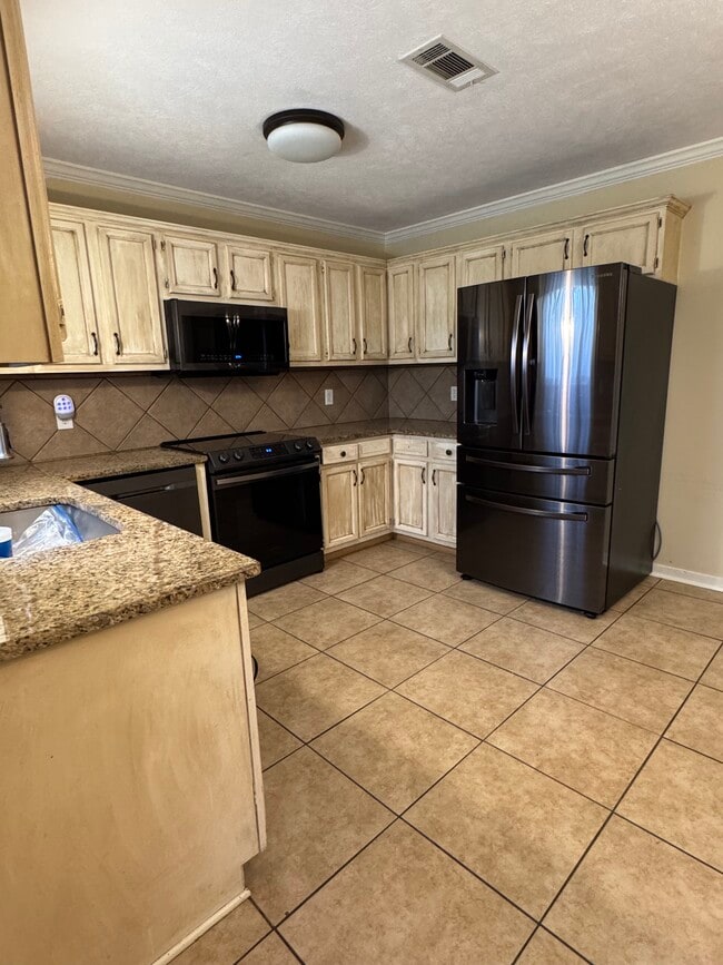 Building Photo - 635 Briars Bend