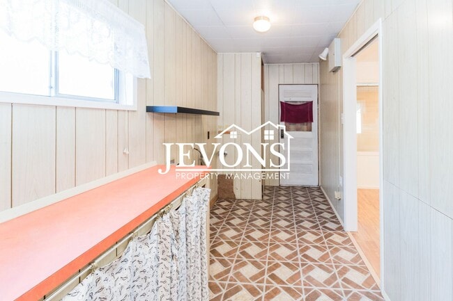 Building Photo - Jevons Property Management Presents this 2 bedroom and 1 bathroom property in the heart of Yakima