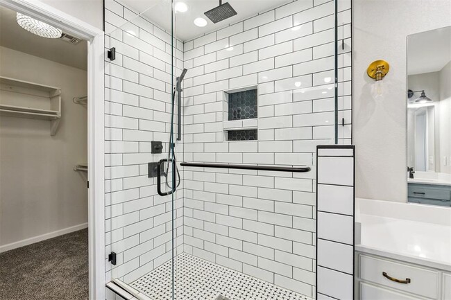 Building Photo - 824 Hunter Pl