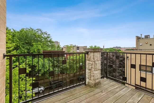 Kitchen Balcony - 2144 W Schiller St