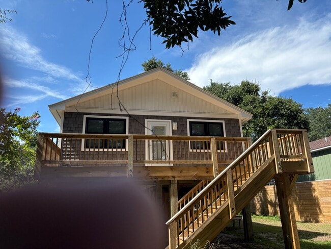 Building Photo - Available now for 12 month lease! 2150 per...