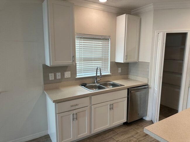 Building Photo - FOR RENT - 4 BEDROOM/ 2 BATHROOM HOUSE WITH POOL IN DAVENPORT