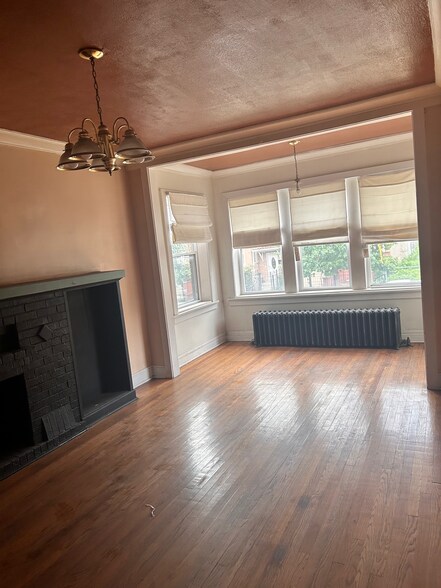 Sunroom - 1502 N Springfield Ave
