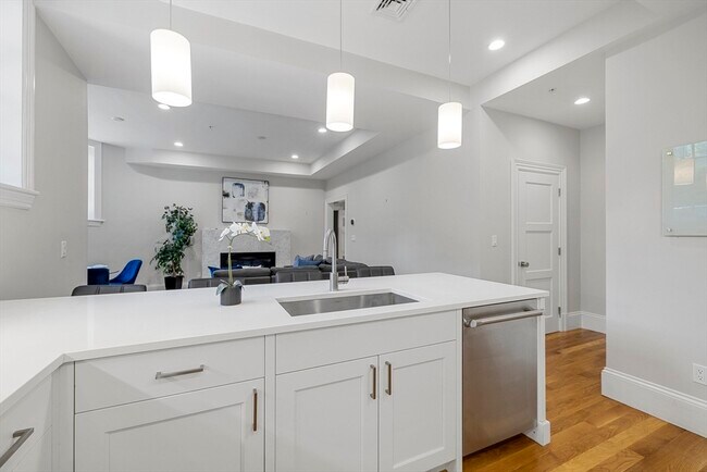 Building Photo - 1248 Beacon St