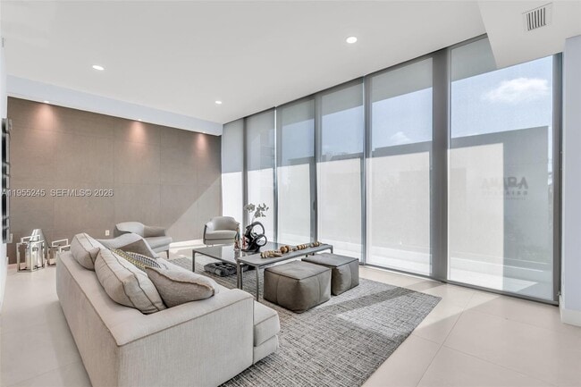 Building Photo - 650 NE 32nd St