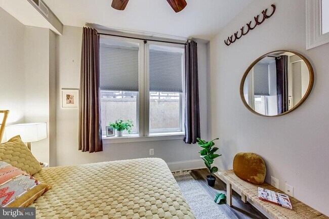 Building Photo - 819 D St NE