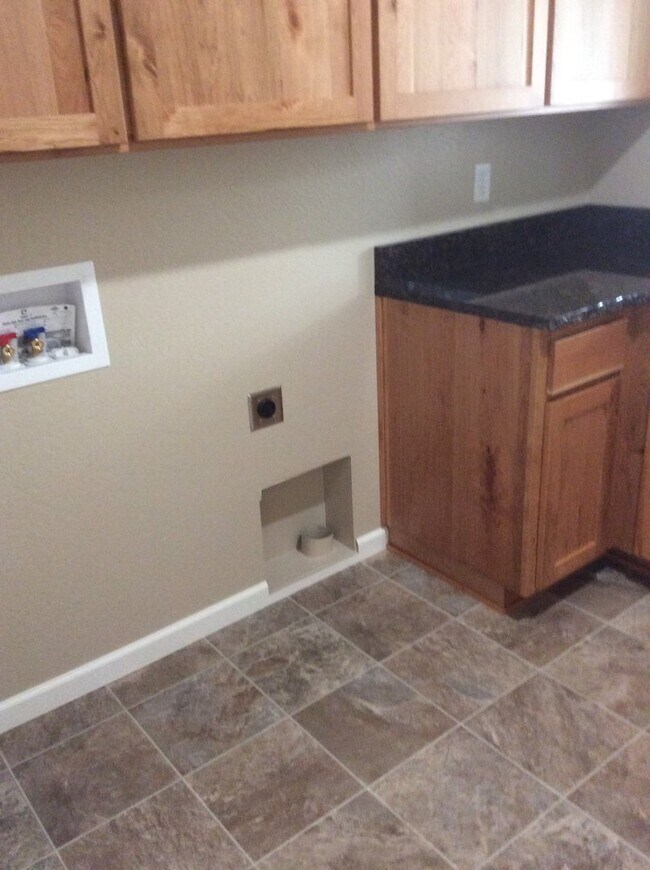 Building Photo - Newer Home