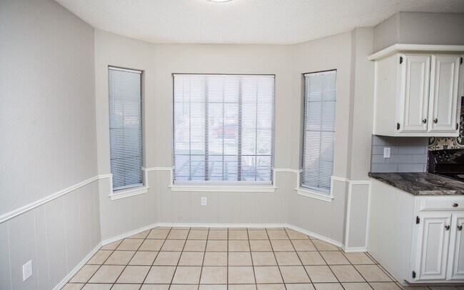 Building Photo - Available June 15th: Spacious 3 Bed, 2 Bath Ready for You!