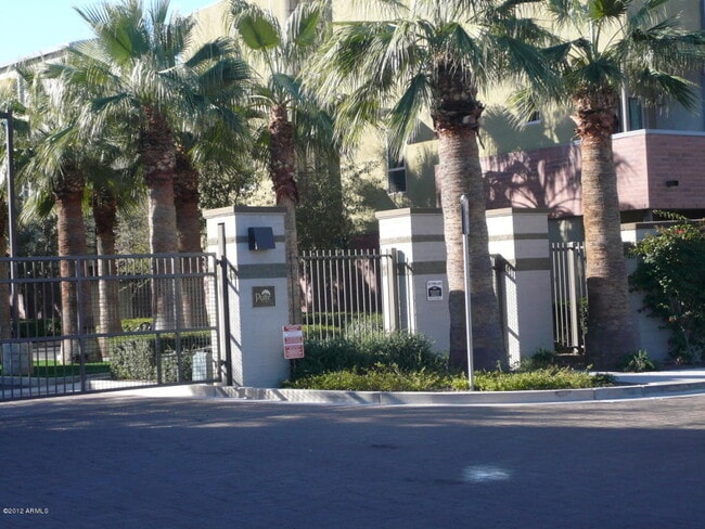GATED COMMUNITY - 525 W Lakeside Dr