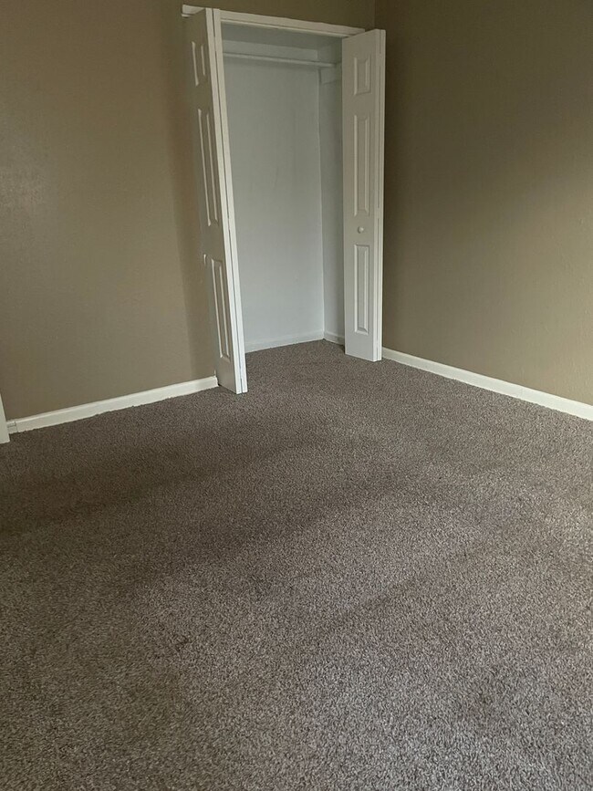 Building Photo - NOW AVAILABLE! RENT READY!! LET'S GET MOVING!