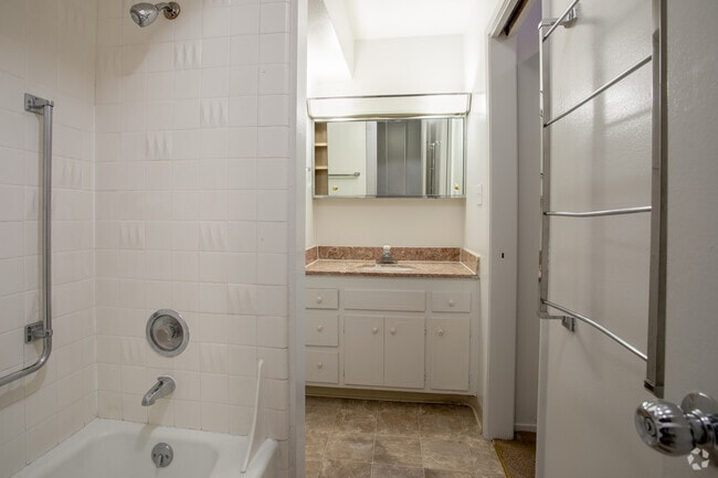 1BR, 1BA - 910SF - Parkway Townhomes