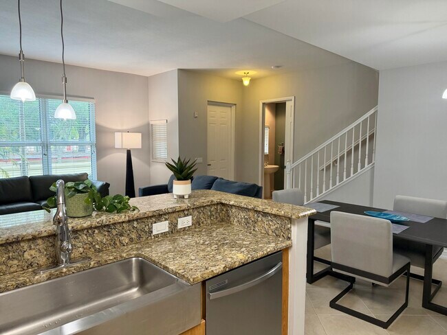 Building Photo - 2609 NE 14th Ave