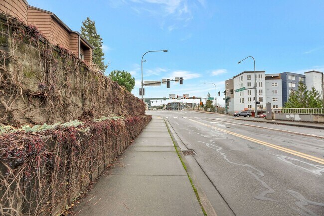 Building Photo - Great 1bed 1bath Location in Kirkland! Parking and W/S/G included in rent
