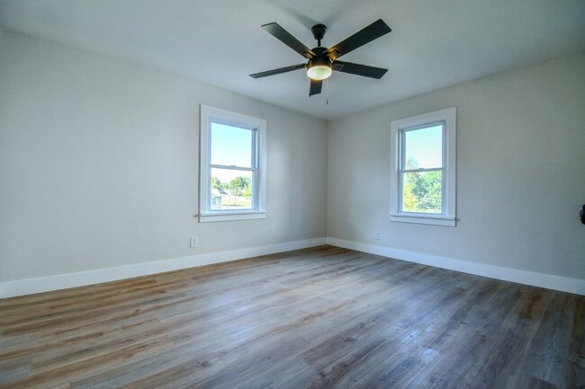 Building Photo - 4126 Sylvan Dr