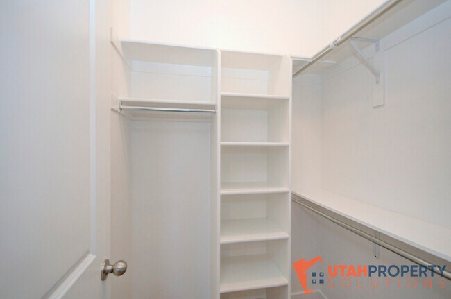 Building Photo - 1807 N Crest Rd