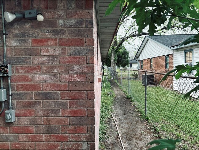 Building Photo - 415 Zinn Dr
