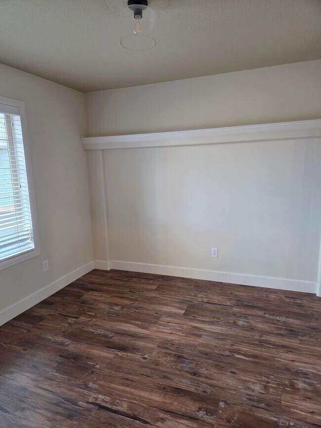 Building Photo - 2 story townhome close to trails!