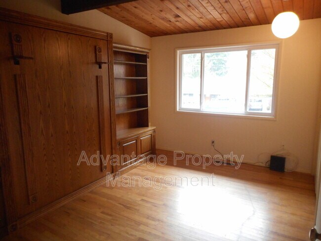 Building Photo - 3245 NW Norwood Dr