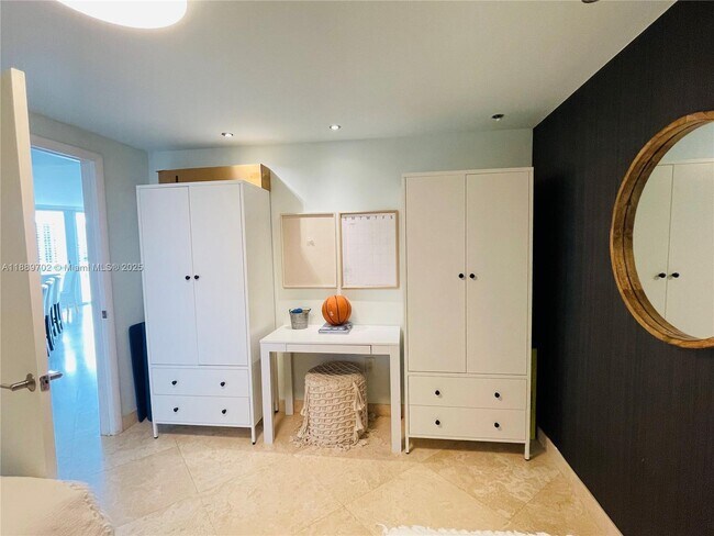 Building Photo - 16400 Collins Ave