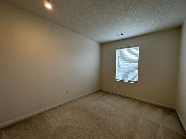 Building Photo - 1573 NW Challis Pl
