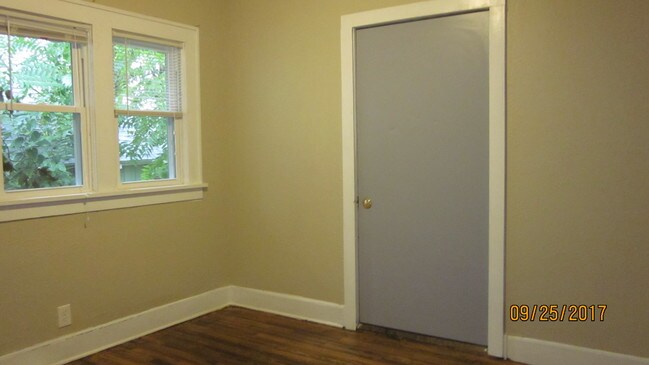 Building Photo - 1625 E 13th St