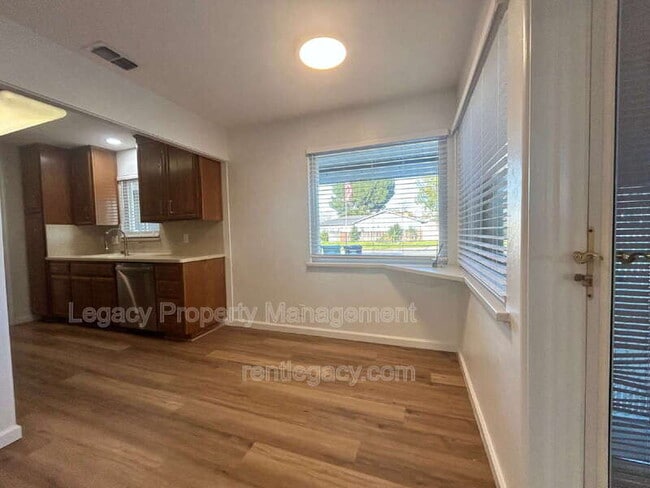 Building Photo - 5200 Fernwood Way