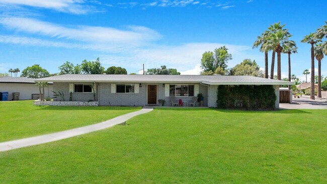 Building Photo - 1021 W Las Palmaritas Dr