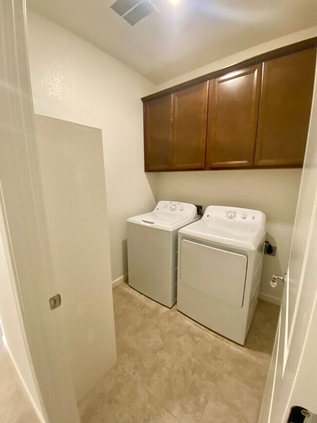 Building Photo - Breathtaking 4/2 Rancho Cordova Model w/TO...