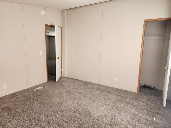 Building Photo - All utilities included!!!