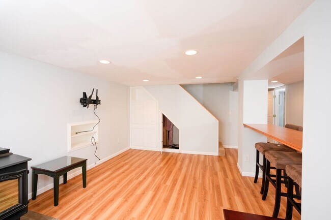 Building Photo - 645 N Mt Joy St