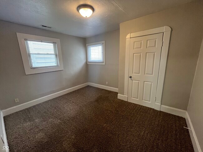 Building Photo - 2114 S Woodlawn Ave