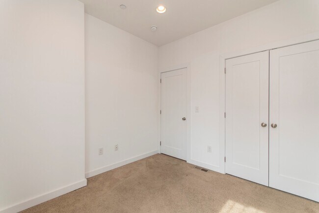 Building Photo - 1632 N Sydenham St