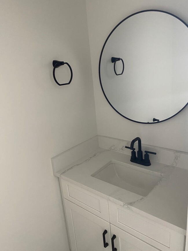 Building Photo - 53 River Rd