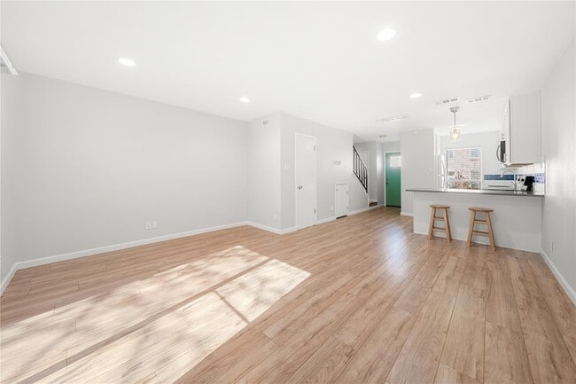 Building Photo - 3820 Southway Dr