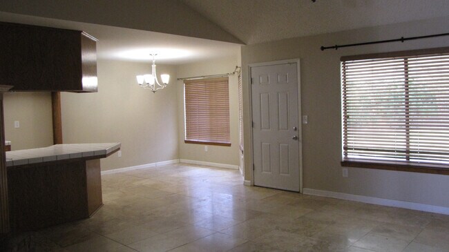 Building Photo - Home for Rent with Solar North Bakersfield