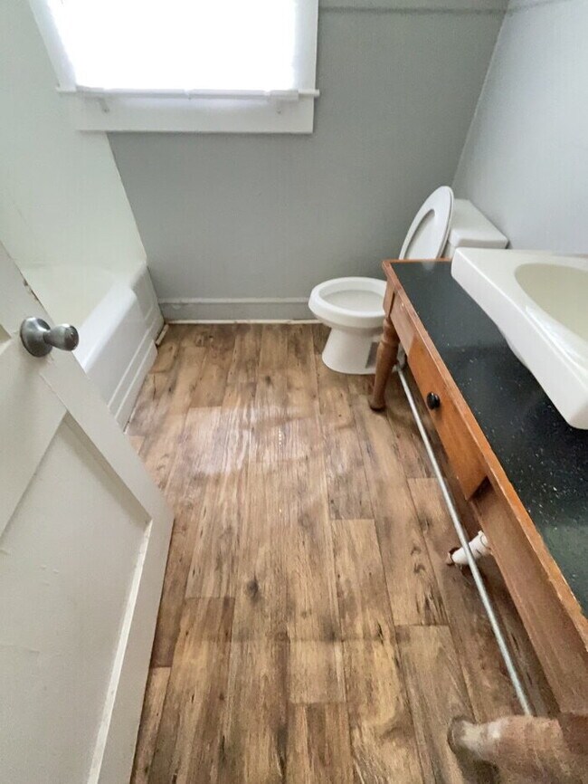 Building Photo - "Charming 3-Bedroom Haven with 2 Full Baths in the Heart of Belton!"