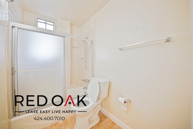 Building Photo - Charming, Spacious One Bedroom with Kitche...