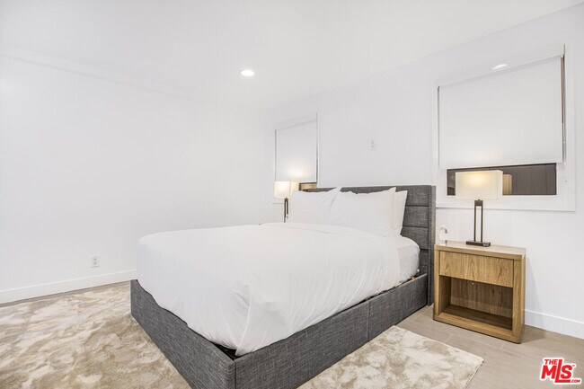 Building Photo - 1833 Franklin Canyon Dr