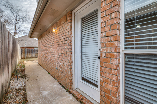 Building Photo - 910 Harwood Ct